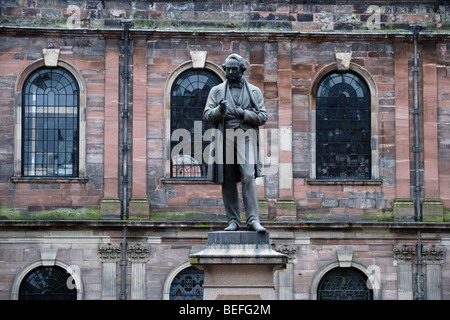 Statue de l'homme d'État libéral radical et Richard Cobden contre St Ann's Church, Manchester, Angleterre, RU Banque D'Images