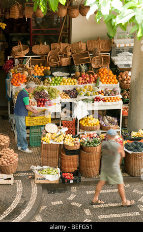 Les gens qui achètent des fruits et légumes au marché couvert à Funchal, Madère Banque D'Images