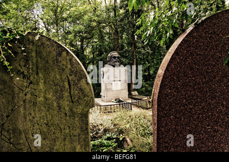 La tombe de Karl Marx Encadrée entre deux pierres tombales dans le Cimetière de Highgate North London England UK Banque D'Images