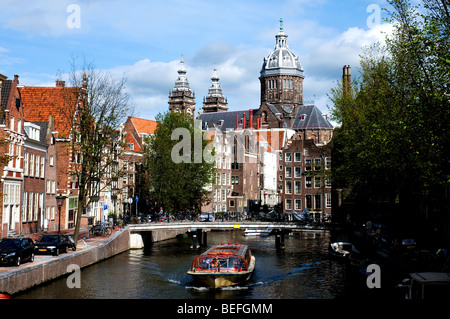 Vue sur le dôme de l'église de Saint-Nicolas à Amsterdam, Hollande, Pays-Bas vu de l'Oudezijds Voorburgwal. Banque D'Images