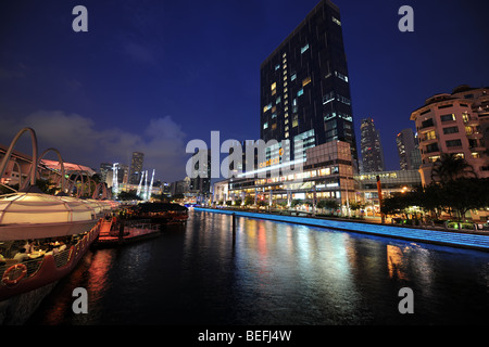 Vue depuis le pont Lire la rivière Singapour à Boat Quay, au Nord Centre et la ville, au-delà de Singapour Banque D'Images