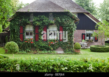 Petit village traditionnel avec des maisons de briques rouges et les canaux : Giethoorn, aux Pays-Bas. Banque D'Images