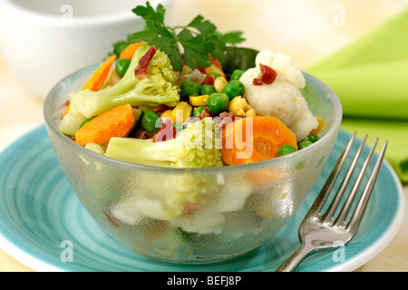 Légumes à l'étuvée avec du jambon. Recette disponible. Banque D'Images