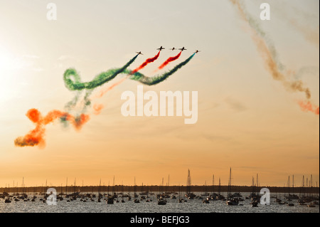 Les flèches rouges display team survolant Cowes Week 2009 à Cowes, île de Wight, Angleterre, RU Banque D'Images