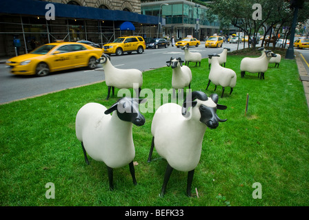 Mouton les transhumants (brebis) et Beliers, un troupeau de taille de la vie d'une douzaine de moutons et agneaux par l'artiste François-Xavier LaLanne Banque D'Images