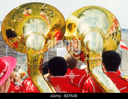 Les joueurs de tuba marchant ensemble dans big band de musiciens lors de célébrations Banque D'Images