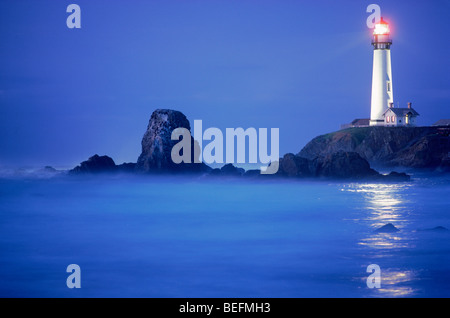 Pigeon Point Lighthouse beam reflétant l'ensemble des eaux de l'océan Pacifique et rocky shore à Pescadero California USA Banque D'Images