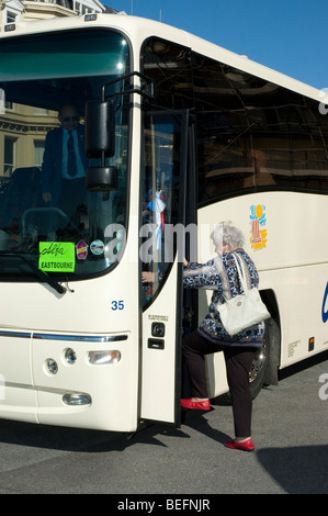 Les cadres supérieurs, les personnes âgées et handicapées l'embarquement un coach en vacances Banque D'Images