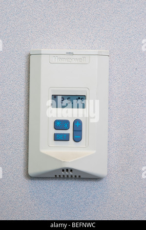 Honeywell thermostat mural Banque D'Images