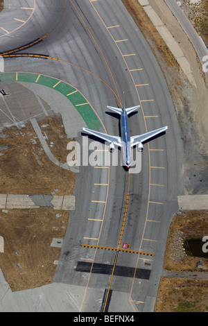 Vue aérienne au-dessus de l'American Airlines Boeing 767 avion de roulement au décollage piste 1L'Aéroport International de San Francisco SFO Banque D'Images