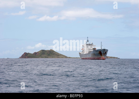 Cargo ancré CEMCON avec l'île de Saba dans l'arrière-plan - Saint Thomas, USVI Banque D'Images