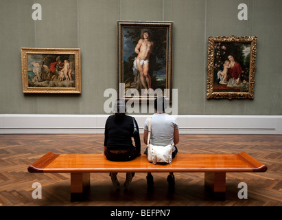 Les personnes à la recherche de peintures au musée d'art à la Gemaldegalerie Kulturform complexe dans Berlin Allemagne Banque D'Images