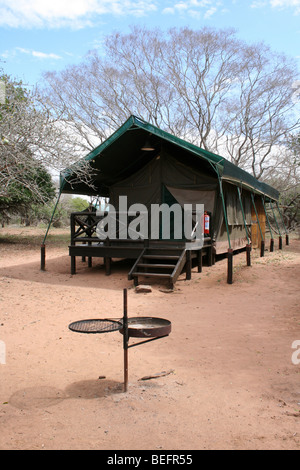 Tente dans le campement permanent à Mkuze Game Reserve, Afrique du Sud Banque D'Images