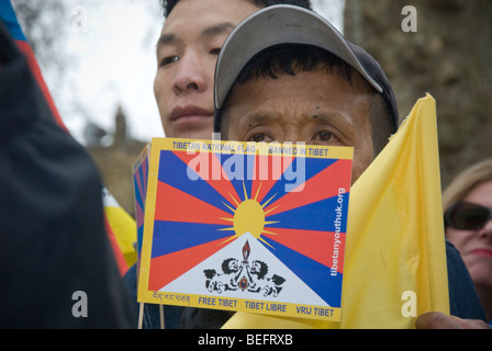 Maintenez l'homme tibétain Tibet libre drapeau à un panier-rassemblement à Londres avec le relais de la flamme tibétaine de la Liberté Banque D'Images