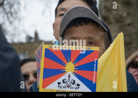 Maintenez l'homme tibétain Tibet libre drapeau à un panier-rassemblement à Londres avec le relais de la flamme tibétaine de la Liberté Banque D'Images