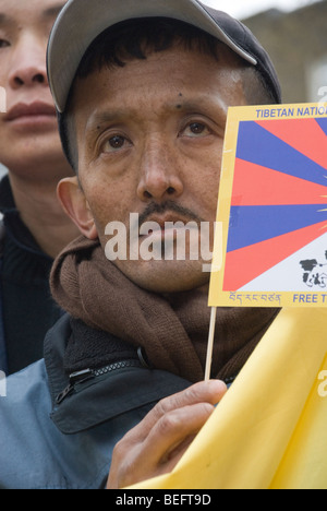 Maintenez l'homme tibétain Tibet libre drapeau à un panier-rassemblement à Londres avec le relais de la flamme tibétaine de la Liberté Banque D'Images