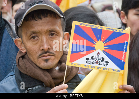 Maintenez l'homme tibétain Tibet libre les drapeaux à un rassemblement à Londres avec le relais de la flamme tibétaine de la Liberté Banque D'Images