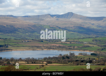 Vue sur les Brecon Beacons sur Llangorse lake Banque D'Images