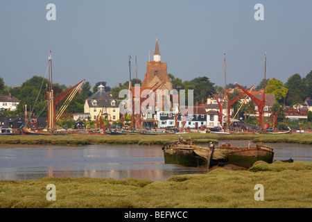 Grande-bretagne Angleterre Essex Maldon Blackwater River Hythe Quay Thames Barges de voile traditionnelle liée à quai Banque D'Images