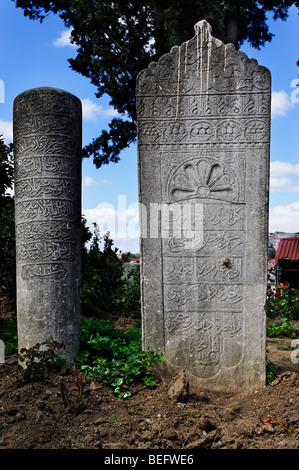 Pierres tombales dans le cimetière musulman sur le coteau de Pier Loti dans le district de Eyup Istanbul Banque D'Images