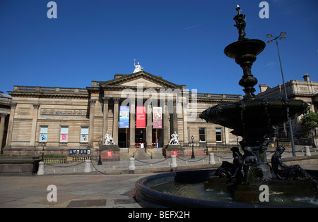 La Walker Art Gallery et fontaine steble William Brown Street Liverpool Merseyside England conservation uk Banque D'Images