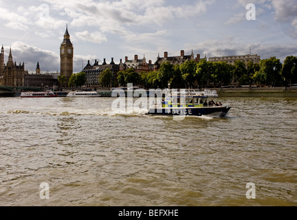 Un bateau de la Police de la rivière Thames navigation sur la Tamise à Londres. Banque D'Images