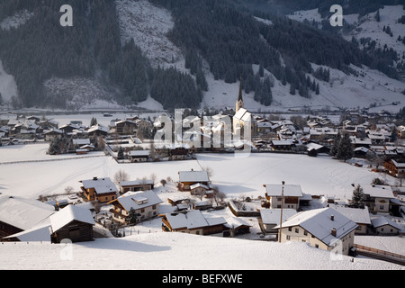 Rauris Autriche. La station de ski alpin janvier village de alpes autrichiennes avec de la neige dans la vallée de Rauriser Sonnen en hiver. Banque D'Images