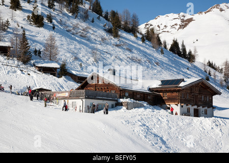 Chalet en bois Bergrestaurant sur piste de ski à alpes autrichiennes dans la neige de l'hiver. Rauris Autriche Europe. Banque D'Images