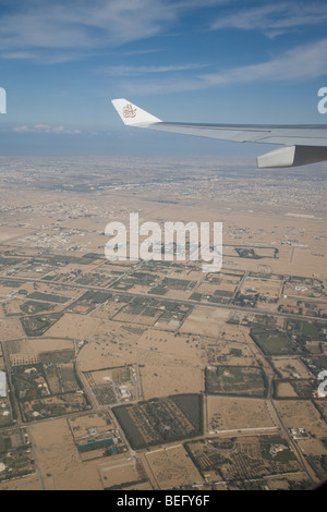 Aairplane décoller l'aile au décollage sur Dubaï Banque D'Images