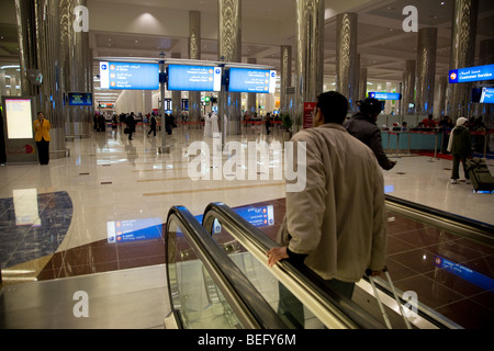 Hall hall des arrivées du terminal 3 de l'aéroport de Dubaï Banque D'Images