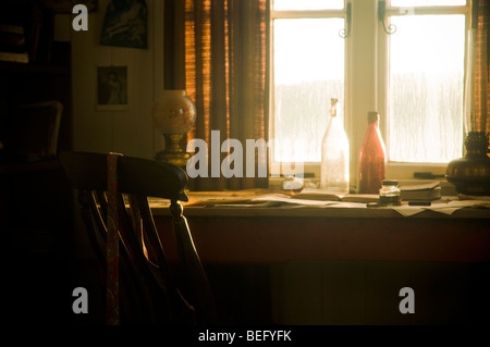 Bouteilles sur le bureau du célèbre poète, dramaturge et alchoholic Dylan Thomas. Le plan est de l'intérieur de son célèbre écrit versé. Banque D'Images