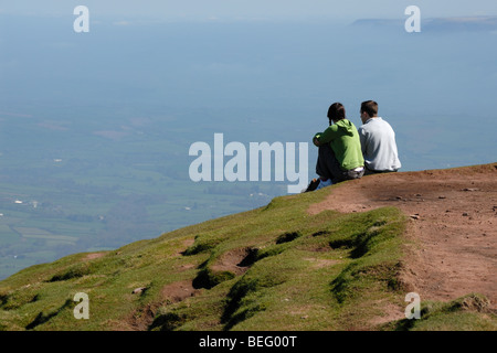 S'asseoir et admirer la vue depuis le sommet du Pen Y Fan Banque D'Images