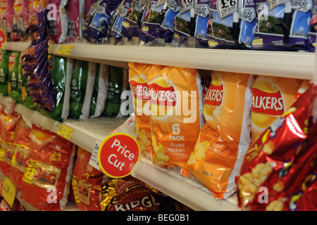 Chips promu à moitié prix dans un supermarché Banque D'Images