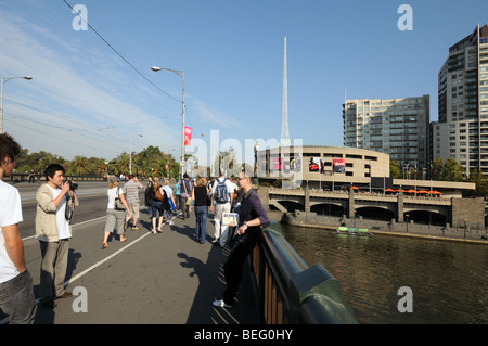 Les jeunes hommes touristes photographie sur Princes Bridge sur la rivière Yarra Melbourne Australie Banque D'Images