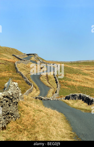 Une route sinueuse mène au loin dans la distance, du Yorkshire, UK Banque D'Images