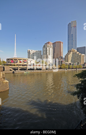 Yarra River Southbank promenade des tours d'immeubles gratte-ciel vu de Princes Bridge Melbourne Australie Banque D'Images