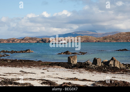 Vue de l'île d'Iona à travers le son à l'île de Mull, en Ecosse Banque D'Images