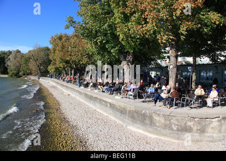 Café en plein air et plage de la baie du lac Ammersee au village de Herrsching, Haute-Bavière, Allemagne. Photo par Willy Matheisl Banque D'Images