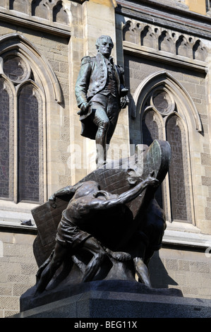 Sculpture statue en bronze du capitaine Matthew Flinders à côté de la Cathédrale St Paul sur Swanston Street Melbourne, Australie Banque D'Images