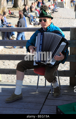 Joueur d'accordéon bavarois à l'embarcadère du lac Ammersee dans la ville de Dresden, Allemagne.Photo de Willy Matheisl Banque D'Images