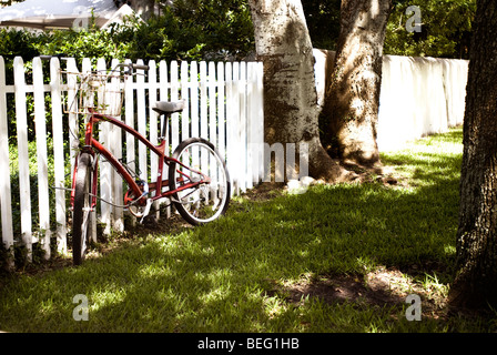 Bike leaning on fence Banque D'Images