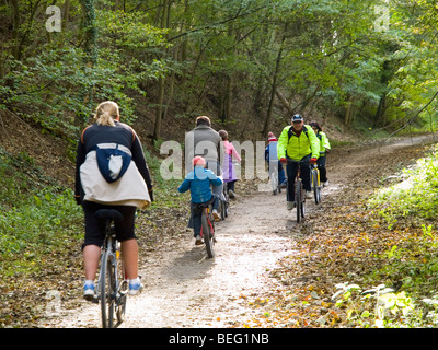 Cyclistes sur la piste de Tissington Derbyshire, Angleterre, Royaume-Uni Banque D'Images