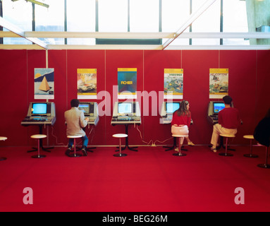 1980 jouer à l'ordinateur d'affectation, vidéo d'arcade exhibition Paris France Europe Banque D'Images