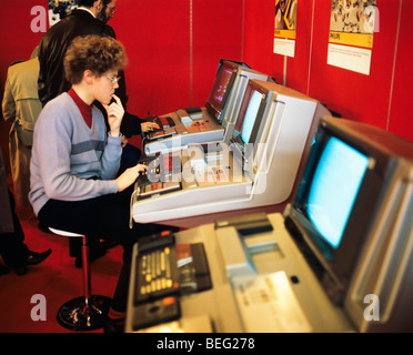 L'adolescence des années 80, jouer à des jeux sur ordinateur, ordinateur vintage playstation exposition, Paris, France, Europe Banque D'Images