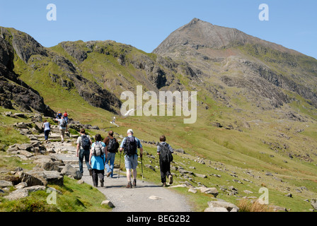 Les promeneurs sur la piste à l'égard PYG Snowdon Crib Goch Banque D'Images