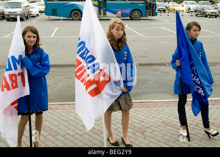 Cheer squad du parti Russie unie en attente d'une délégation en visite à Vladivostok Banque D'Images