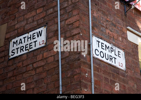 Coin de Mathew Street et temple court dans le centre-ville de Liverpool berceau des Beatles Merseyside England uk Banque D'Images