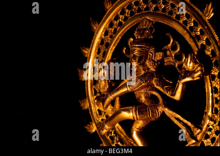 Seigneur dansant Shiva Nataraja, statue sur fond noir Banque D'Images