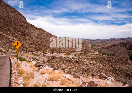 Scenic Ranch Road 170 serpentant à travers Big Bend Ranch State Park dans le sud-ouest de Texas près de la frontière mexicaine. Banque D'Images