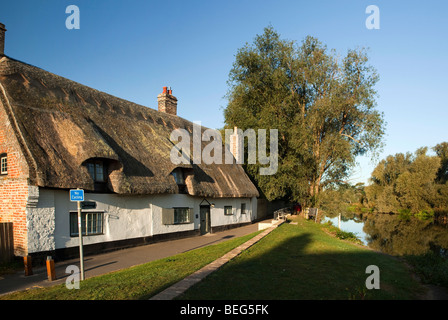 L'Angleterre, Cambridgeshire, Hemingford Grey, sentier public passé riverside cottage de chaume idyllique Banque D'Images